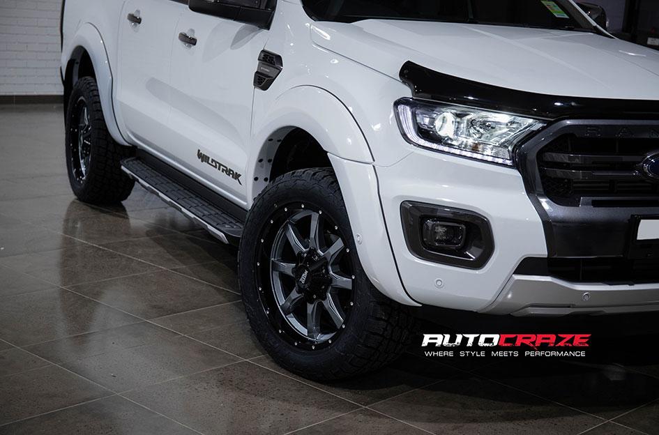 FORD RANGER MO970 GLOSS GREY CENTRE WITH BLACK LIP